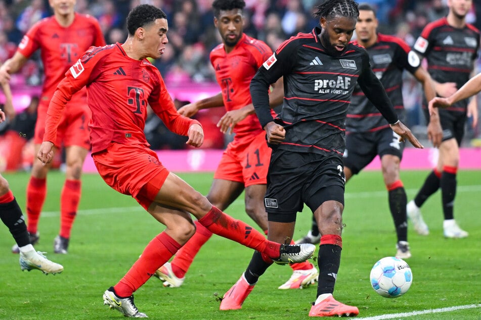 Jamal Musiala (l.) und Jordan kämpfen um den Ball.