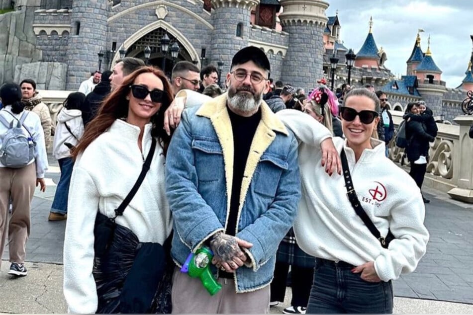 Georgina Stumpf (37, v. l.), Sido (45) und Charlotte Würdig (48) verbringen wegen der gemeinsamen Kinder auch zusammen Zeit – etwa bei einem Familienurlaub im Disneyland.
