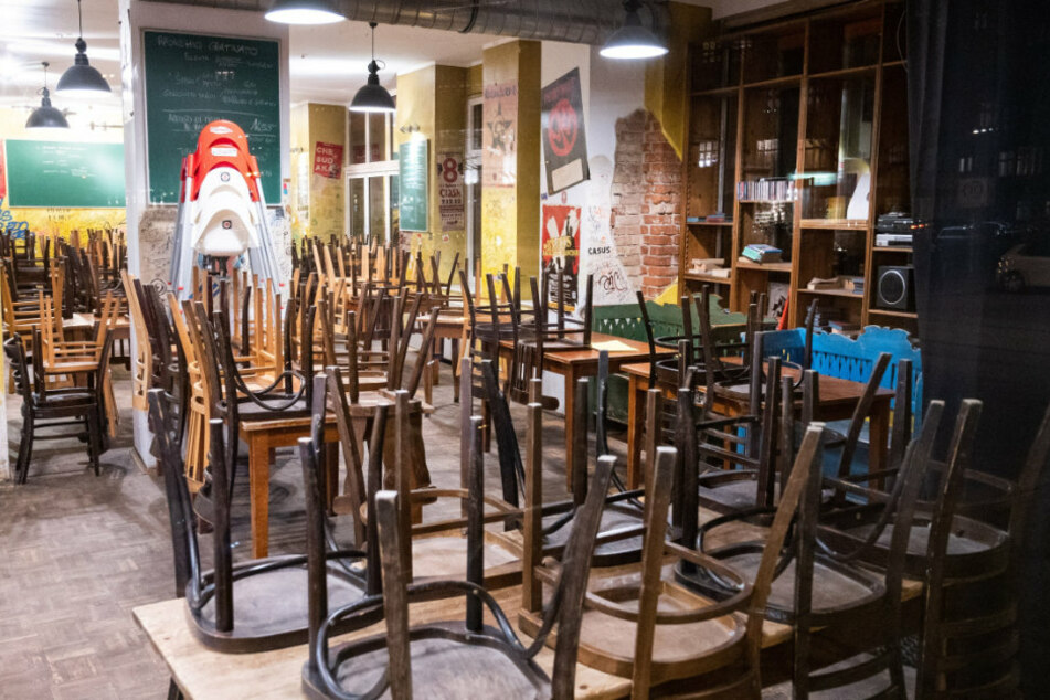 In einem geschlossenen Restaurant sind um 20 Uhr die Stühle umgedreht auf den Tischen.