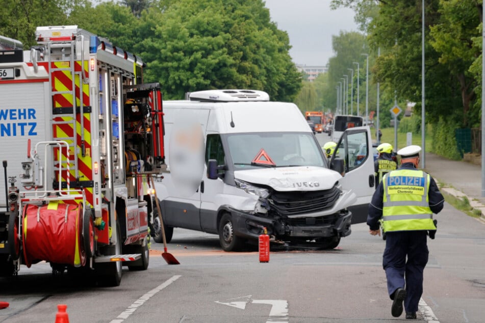 Der Transporter-Fahrer erlitt einen Schock.