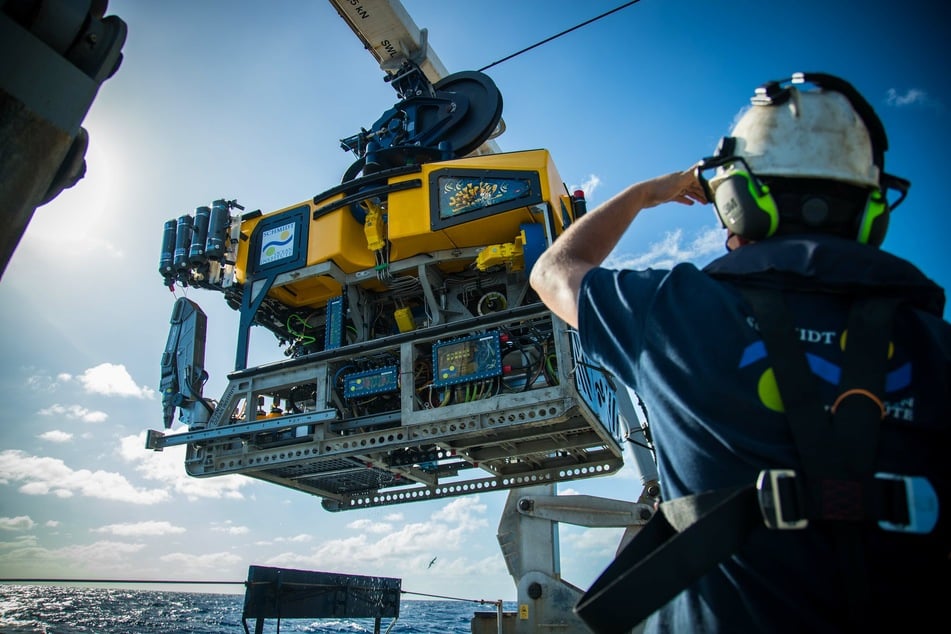 Der Unterwasser-Rover "SuBastian" des Schmidt Ocean Institute, der mit hochauflösenden Kameras ausgerüstet ist, wird auf dem Achterdeck des Forschungsschiff "Falkor" platziert.