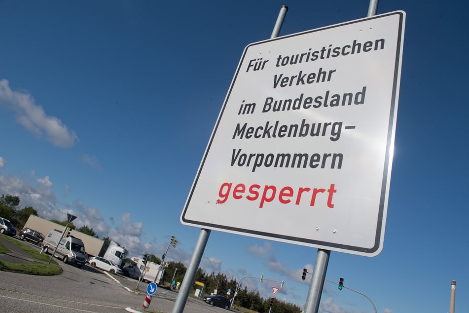 Ein Schild mit dem Schriftzug "Für touristischen Verkehr im Bundesland Mecklenburg-Vorpommern gesperrt" steht an der Ausfahrt des Hafen Mukran.