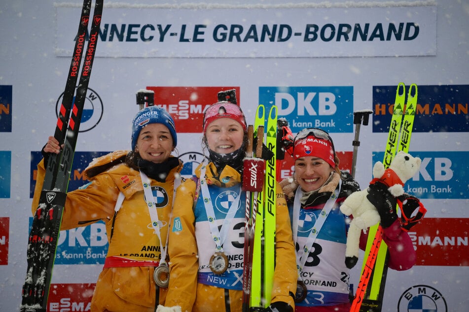 Im Dezember 2024 standen Franziska Preuß (31, v.l.), Selina Grotian (21) und Paulina Bátovská Fialková noch gemeinsam auf dem Podium. Nach dieser Saison werden zwei von ihnen nicht mehr im Weltcup auflaufen.