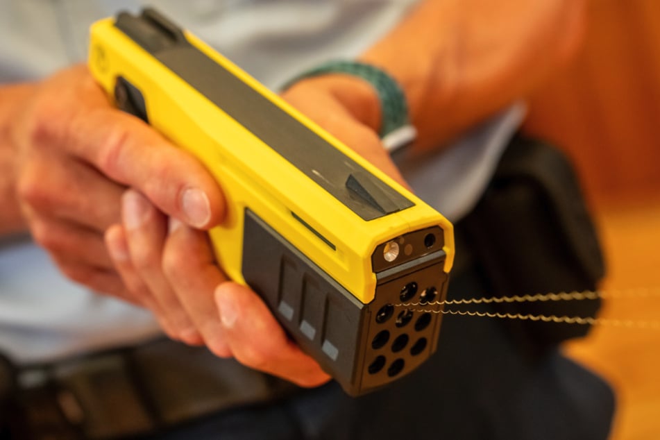 Polizei-Taser verschießen Pfeile an Drähten, über deren elektrische Impulse Angreifer "stillgelegt" werden können.