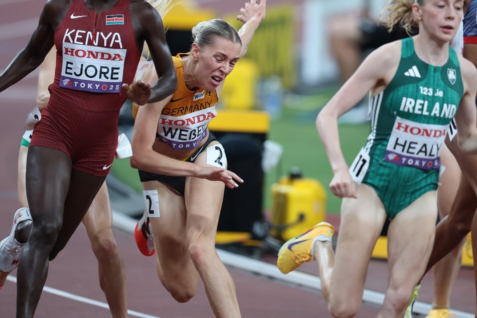 Nele Weßel (25, M.) gerät im Halbfinale über 1500 Meter gewaltig ins Straucheln.