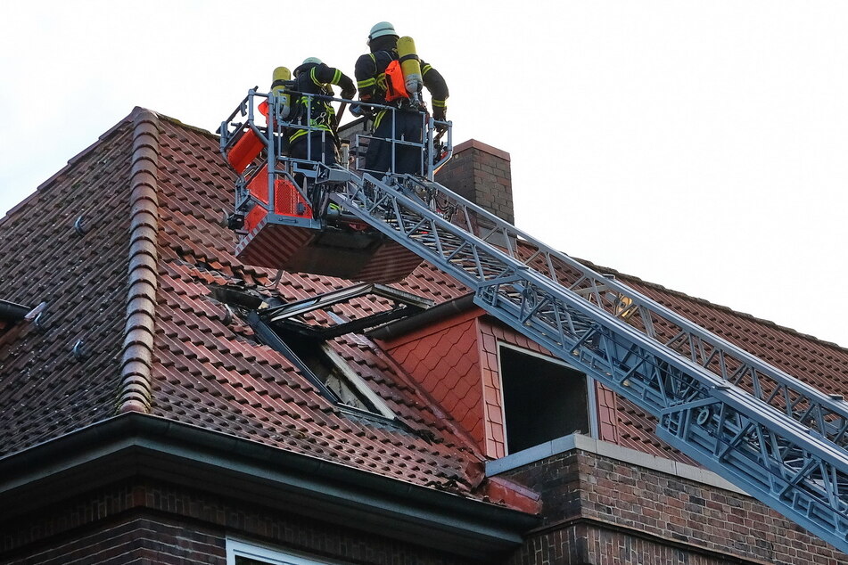 Die Feuerwehr hatte mit einer Drehleiter das Dach geöffnet, da befürchtet wurde, dass das Feuer aufs Dach überspringt.
