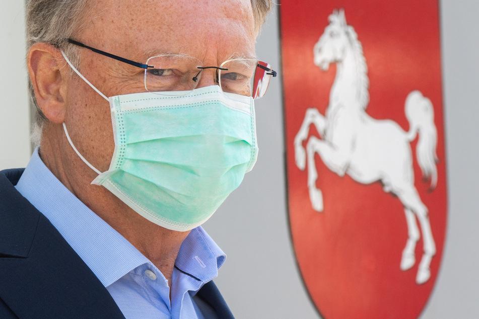 Stephan Weil (SPD), Ministerpräsident Niedersachsen, steht mit einem Mundschutz vor der Staatskanzlei.