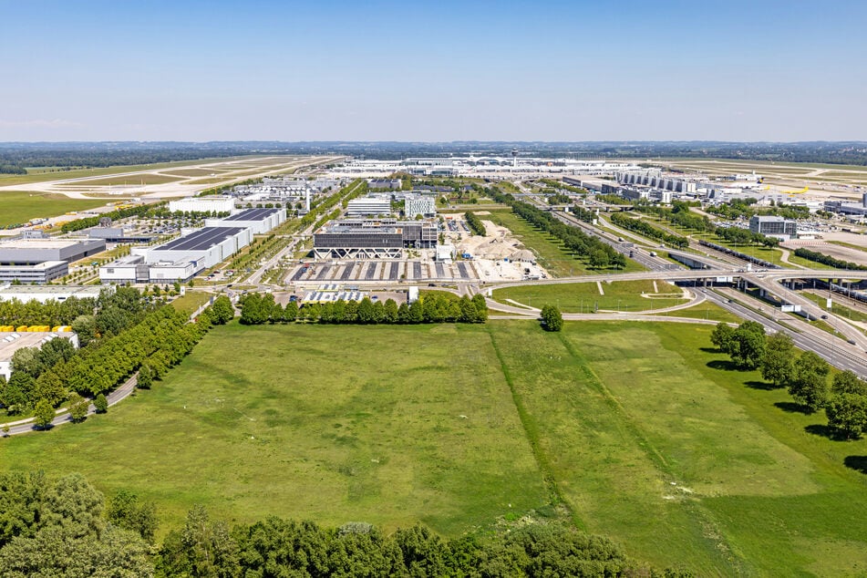 Die Luftaufnahme zeigt den geplanten Standort für die neue Konzertarena "Munich Arena" am Flughafen.