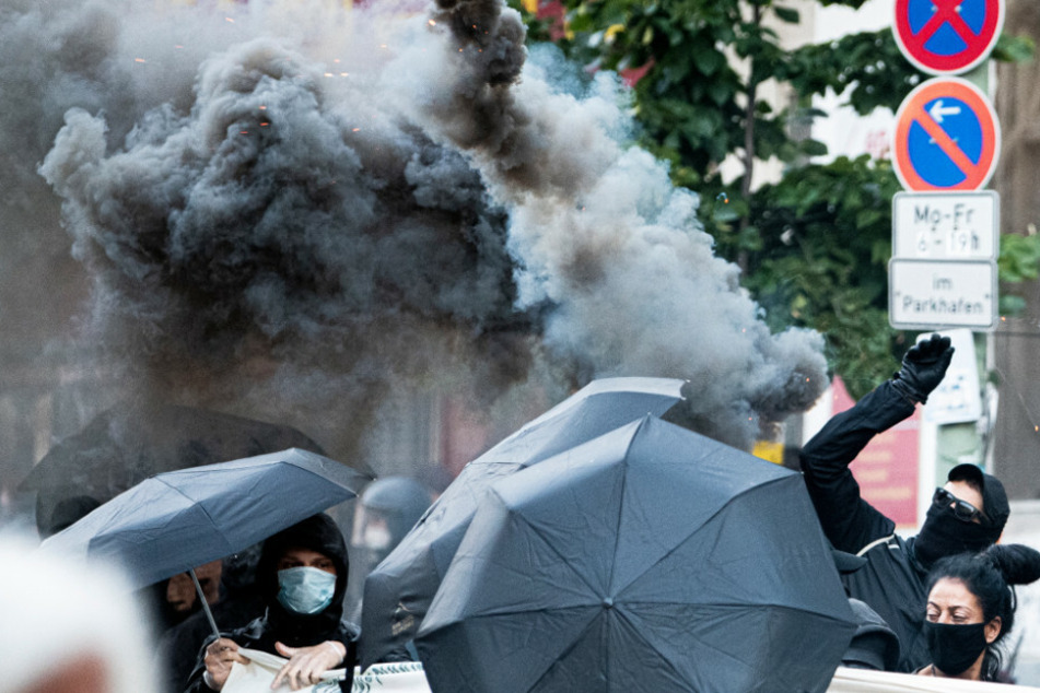 Demonstranten protestieren gegen die geplante Räumung der Szene-Kneipe Syndikat und zünden dabei Rauchpatronen.