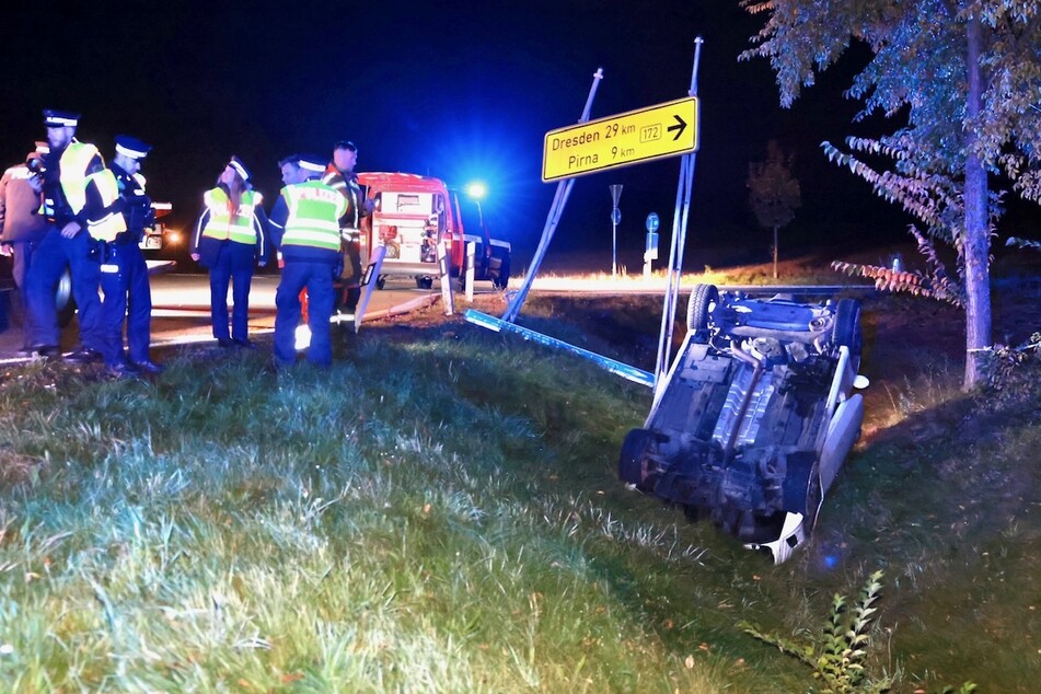 Wieso es zum Unfall am Kreisverkehr in Leupoldishain gekommen ist, ist derzeit noch Teil der polizeilichen Ermittlungen.