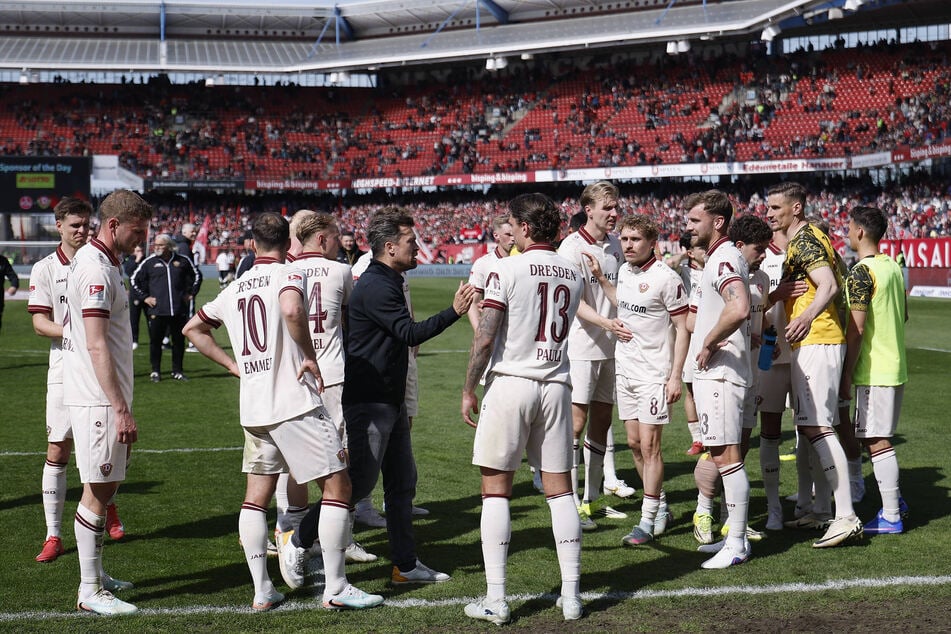 Dynamo-Trainer Thomas Stamm (43) inmitten seiner Jungs nach dem Sieg in Nürnberg.
