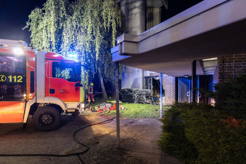 Einsatzkräfte befreiten den verunfallten Mann aus dem Wrack. Der 21-Jährige erlag jedoch wenig später seinen Verletzungen.