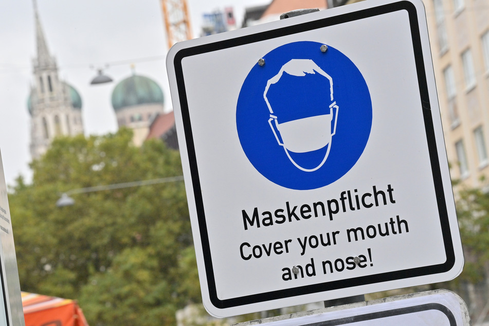 Ein Schild in München, um auf die dort herrschende Maskenpflicht hinzuweisen.