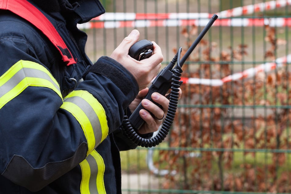 Die Feuerwehr rückte mit 20 Kameraden an und untersuchte das stinkende Paket. (Symbolbild)