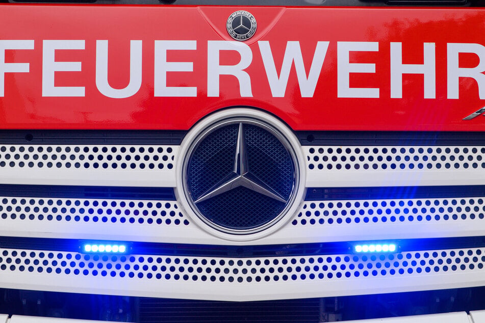 Die Feuerwehr warnt aktuell vor Geruchsbelästigung durch den Brand auf einem Schrottplatz in Köln-Dellbrück. (Symbolfoto)