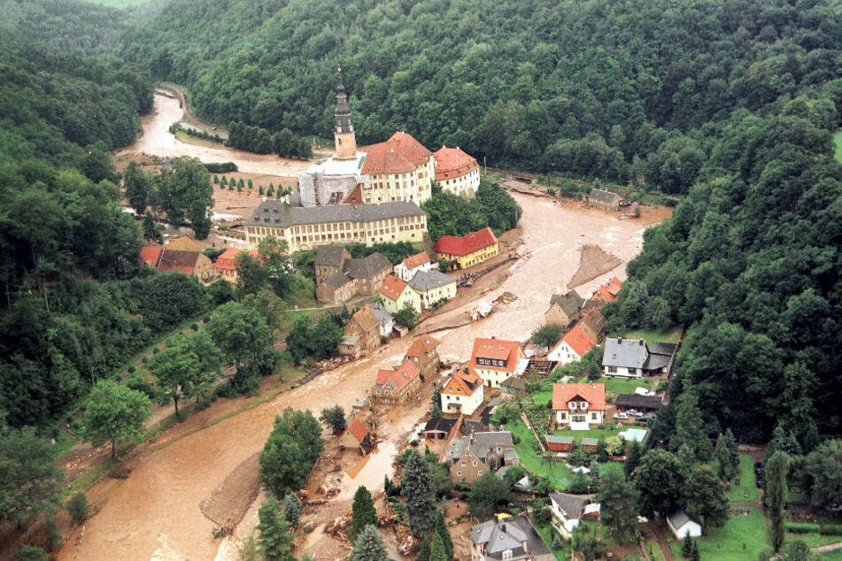 Die Wassermassen fluteten die gesamte Stadt. Zwei Menschen starben 2002 bei der Katastrophe in Weesenstein.