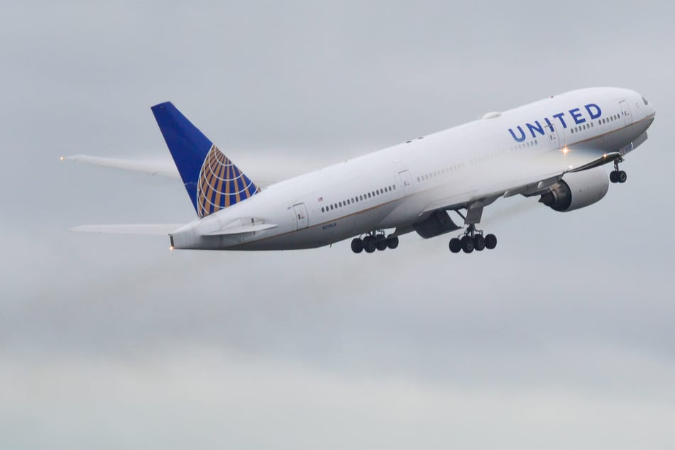 Erschöpfte Mutter lässt Baby beinahe fallen: Was Stewardess ihr dann sagt, wird sie nie vergessen