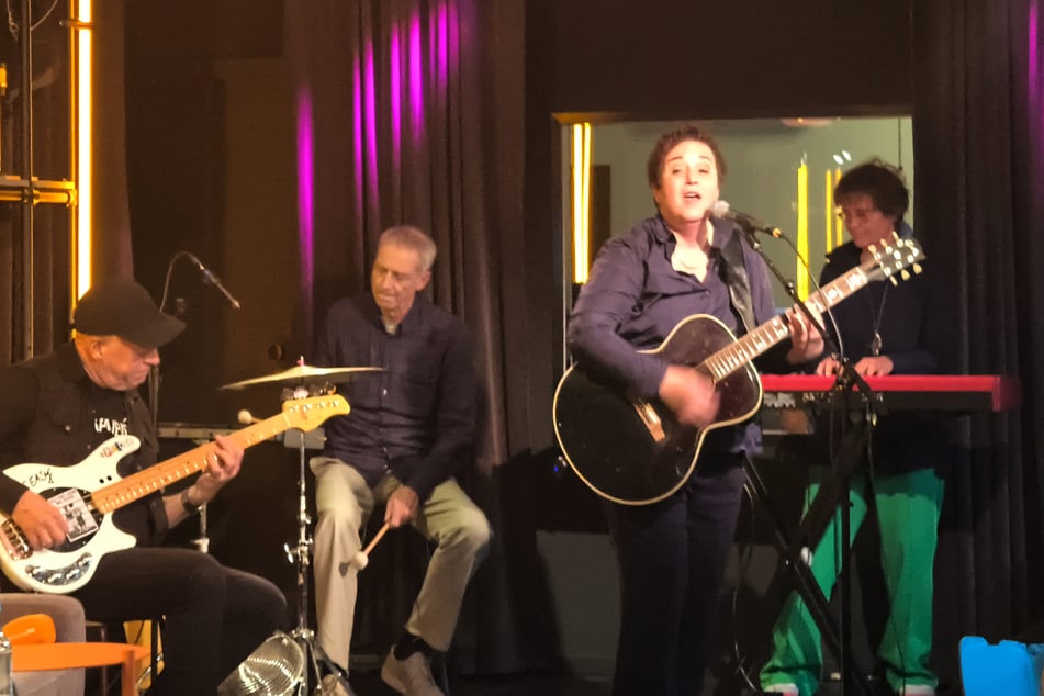 Die Band spielte vor Tourstart bei radioeins im Bikini Berlin.