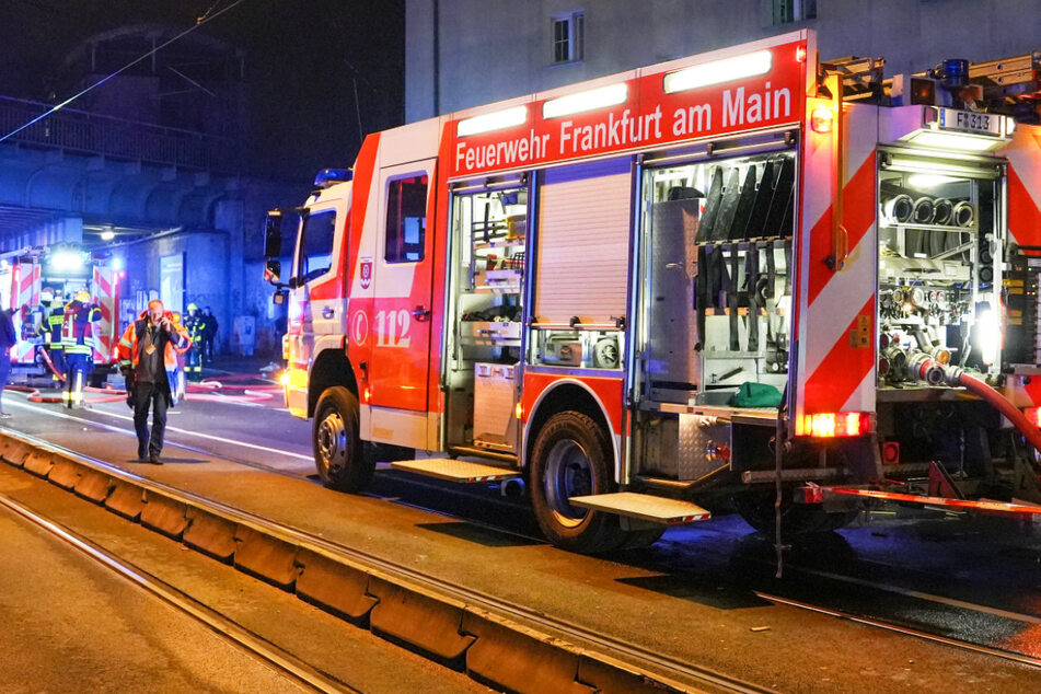Berufsfeuerwehr und Freiwillige Feuerwehr waren mit zahlreichen Kräften im Einsatz. Verletzt wurde bei dem Wohnhaus-Brand in Frankfurt-Gallus niemand.