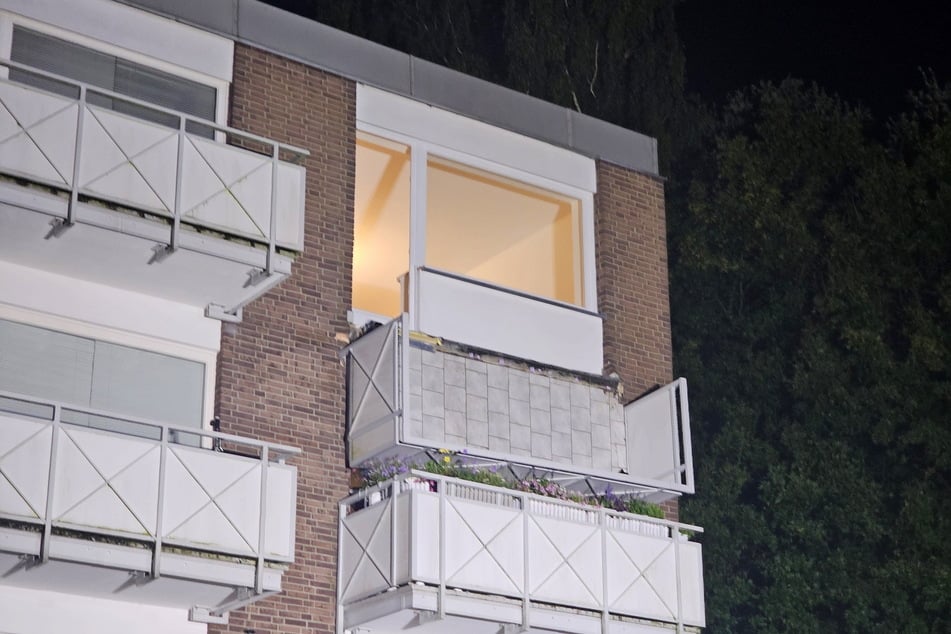 Ein Balkon im dritten Stock eines Mehrfamilienhauses klappte ab und riss sechs Personen neun Meter in die Tiefe.