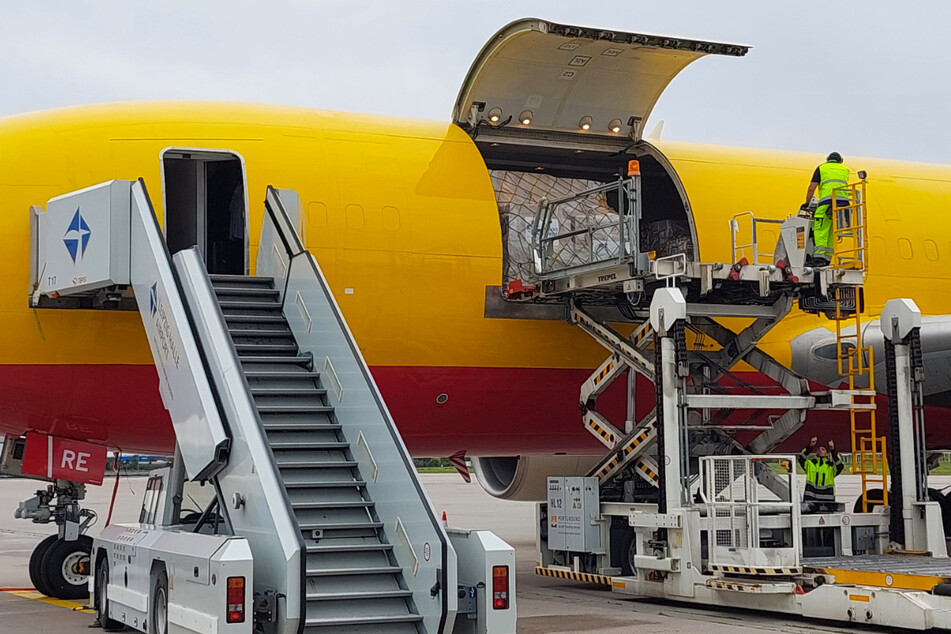 Leipzig: Am Flughafen Leipzig: Hier werden 13 Tonnen Hilfsgüter für Libyen verladen