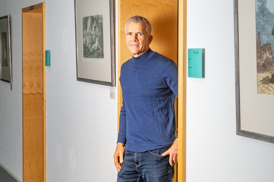 Matthias Berger (57, Freie Wähler) an der Tür zu seinem Büro im Dresdner Landtag.