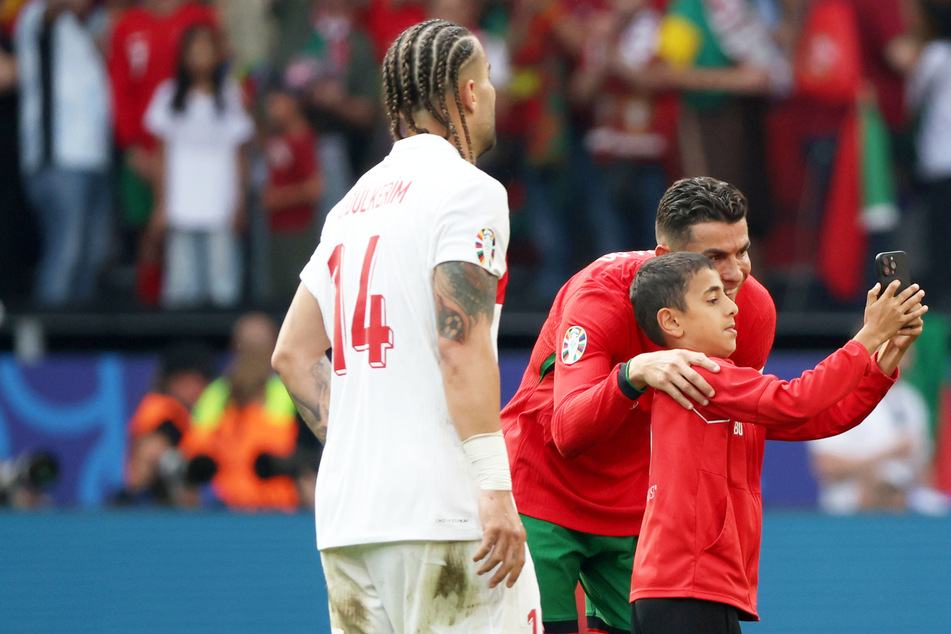 Diesen Moment wird der kleine Junge nie vergessen: Er bekommt mitten im Spiel ein Selfie mit Ronaldo.