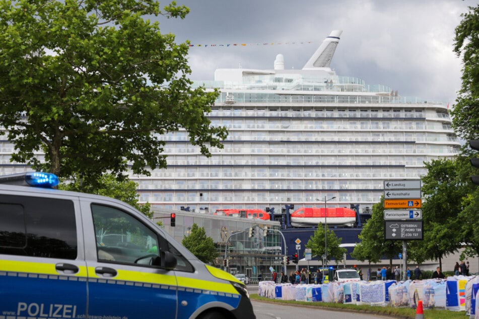Die "Mein Schiff Relax" musste am Mittwoch wegen eines Sprengstoffalarms teilweise evakuiert werden.