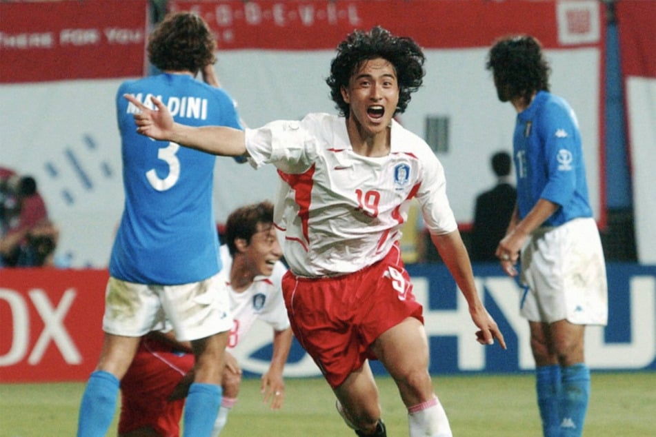 Ahn Jung-Hwan (M.) spielte sich im Achtelfinale der WM 2002 ins Rampenlicht.