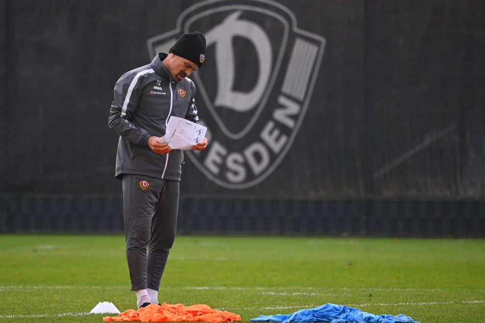 Was hat Dynamos Coach Thomas Stamm (41) auf seinem Zettel? Zumindest in punkto Standards hat seine Mannschaft zugelegt.