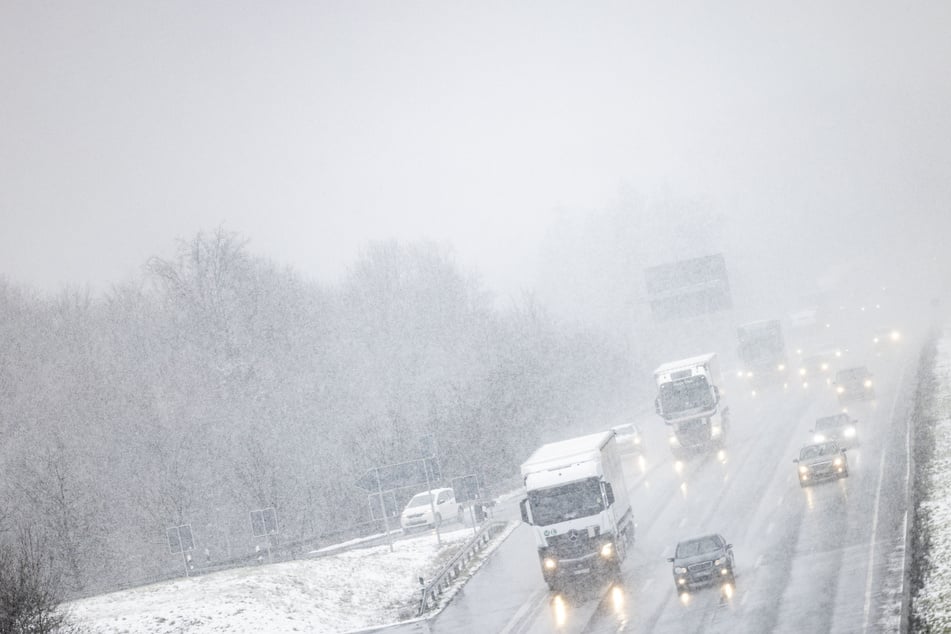 Wintereinbruch sorgt für viele Unfälle auf Autobahnen: Polizei mit wichtigem Appell!