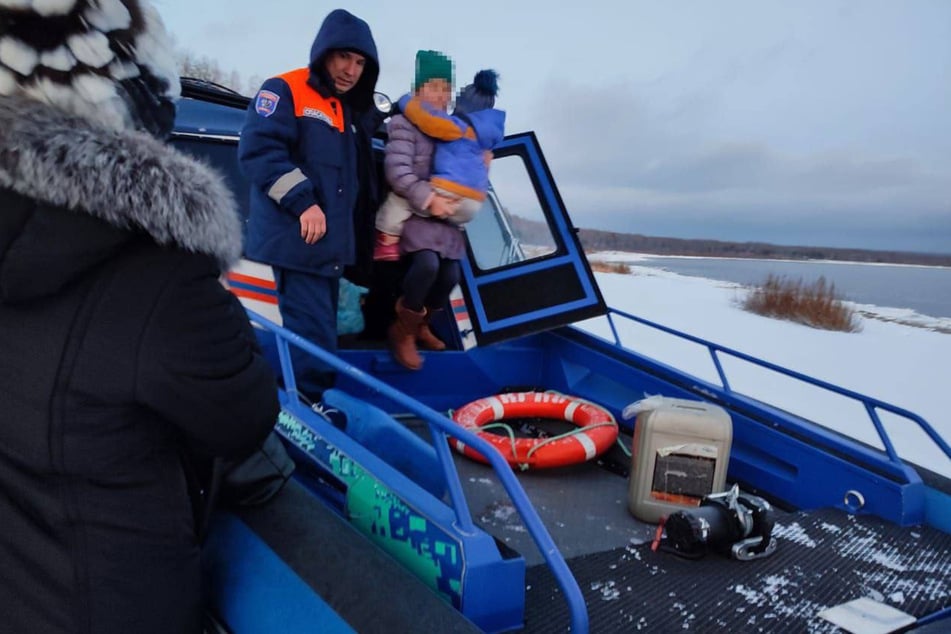 Die Kinder wurden mit einem Amphibienboot in Sicherheit gebracht.