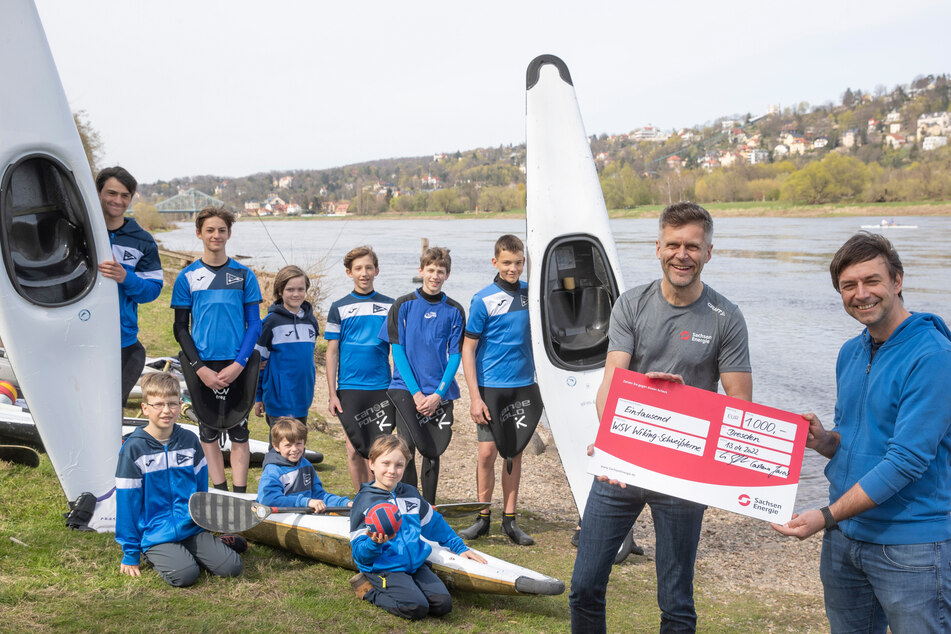 SachsenEnergie-Vorstand Lars Seiffert (2.v.r.) übergibt 1.000 Euro an den Dresdner Wassersportverein Wiking-Schweifsterne e.V.
