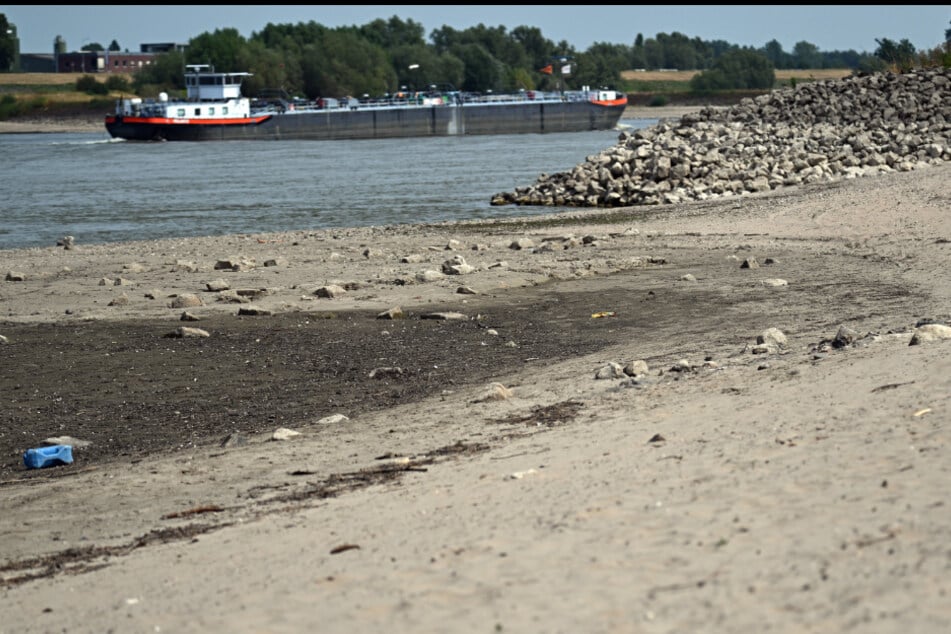 Der Rhein in Nordrhein-Westfalen steuert auf einen noch nie da gewesenen Negativrekord zu.