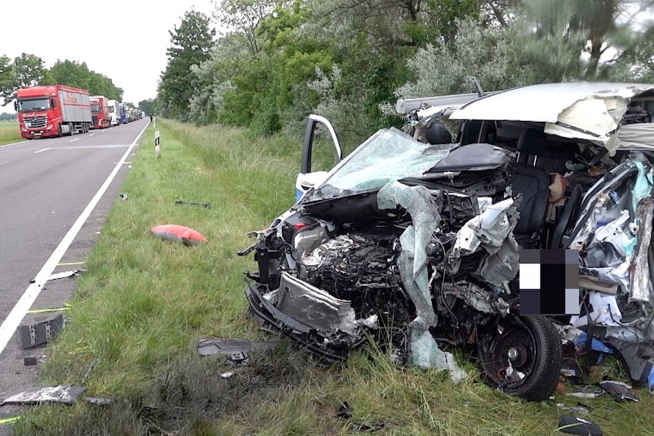 Der Fahrer des Kleinbusses verstarb aufgrund der schweren Verletzungen noch am Unfallort.