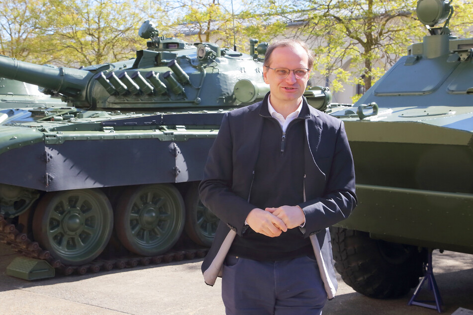 Kurator Jens Wehner (44) vor den Kriegsmaschinen der NVA an der Ostseite des Militärhistorischen Museums.