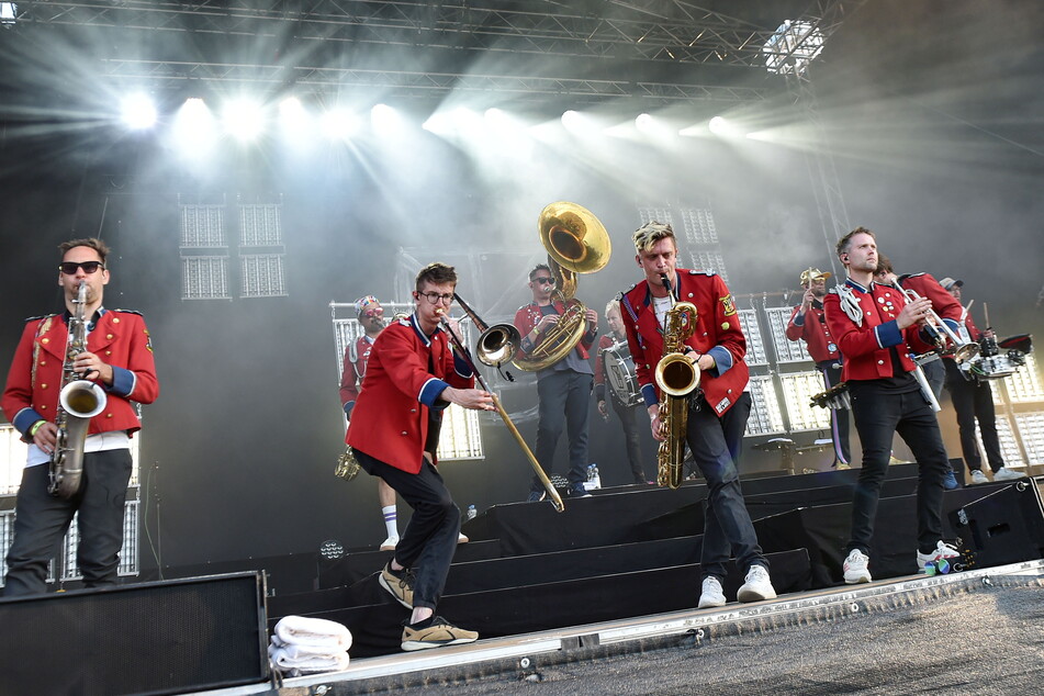 Die Hamburger Band Meute rockte die Flutrinne - der erste Konzert-Höhepunkt nach monatelangem Lockdown.
