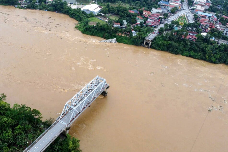 Beim Einsturz der Phong-Chau-Brücke im Norden Vietnams sind mehrere Fahrzeuge und Motorräder in die Tiefe gerissen worden.