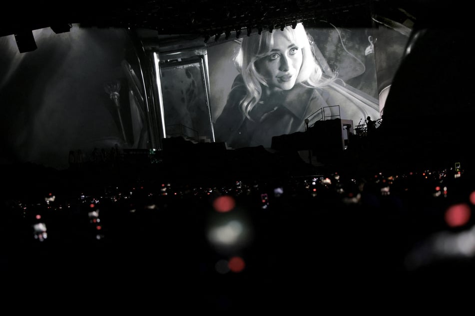 Sabrina Carpenter takes Coachella on a wild Hollywood-themed ride!