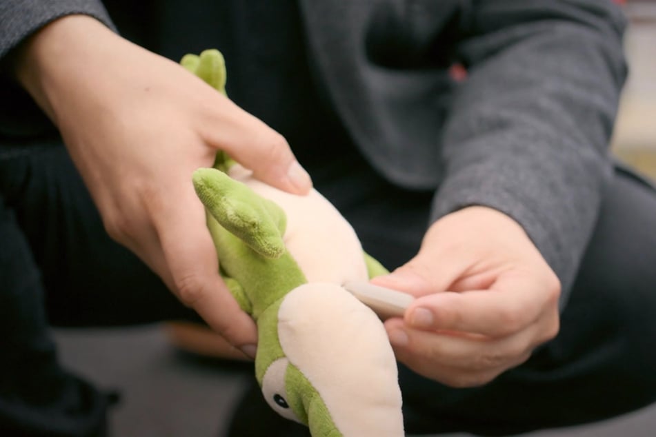 Maximilian versteckt einen Tracker.