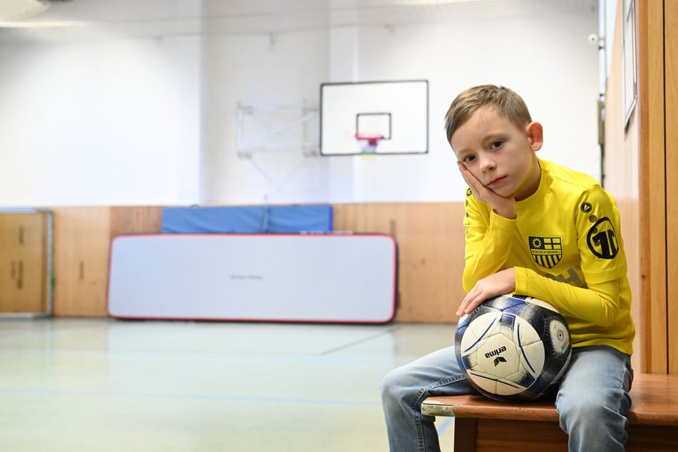 Nachwuchs-Kicker Henry Richter (8) ist dankbar, dass sich andere Sportvereine nach dem Einbruch direkt für seinen Verein eingesetzt haben.