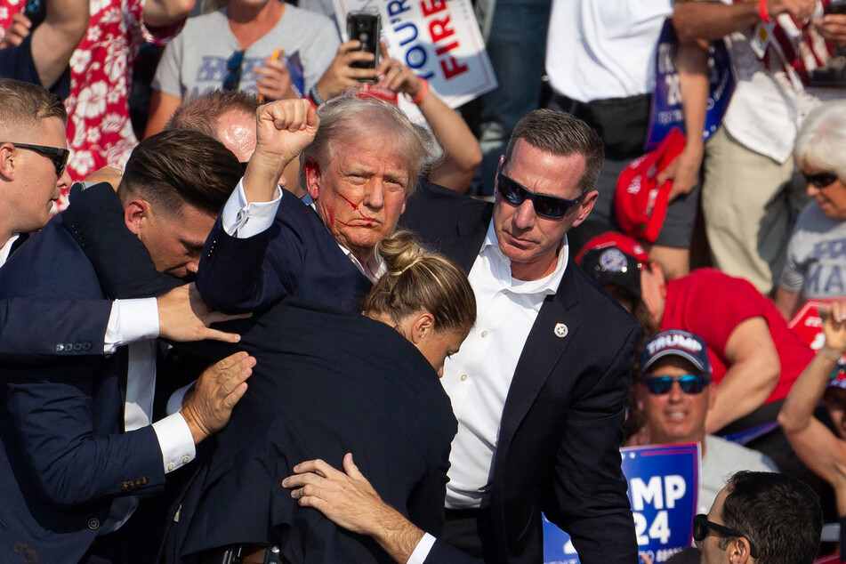 Beim Attentatsversuch auf Donald Trump kam eine unbeteiligte Person ums Leben. Der Ex-Präsident wurde glücklicherweise "nur" am Ohr getroffen. Scharfschützen konnten den Attentäter unschädlich machen.