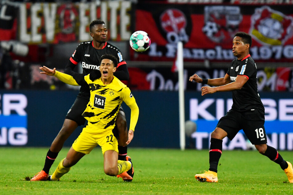 Intensive Zweikämpfe, hohes Tempo: Bayer 04 Leverkusen um Edmond Tapsoba (l.) und Wendell (r.) und Borussia Dortmund um Jude Bellingham schenkten einander nichts!