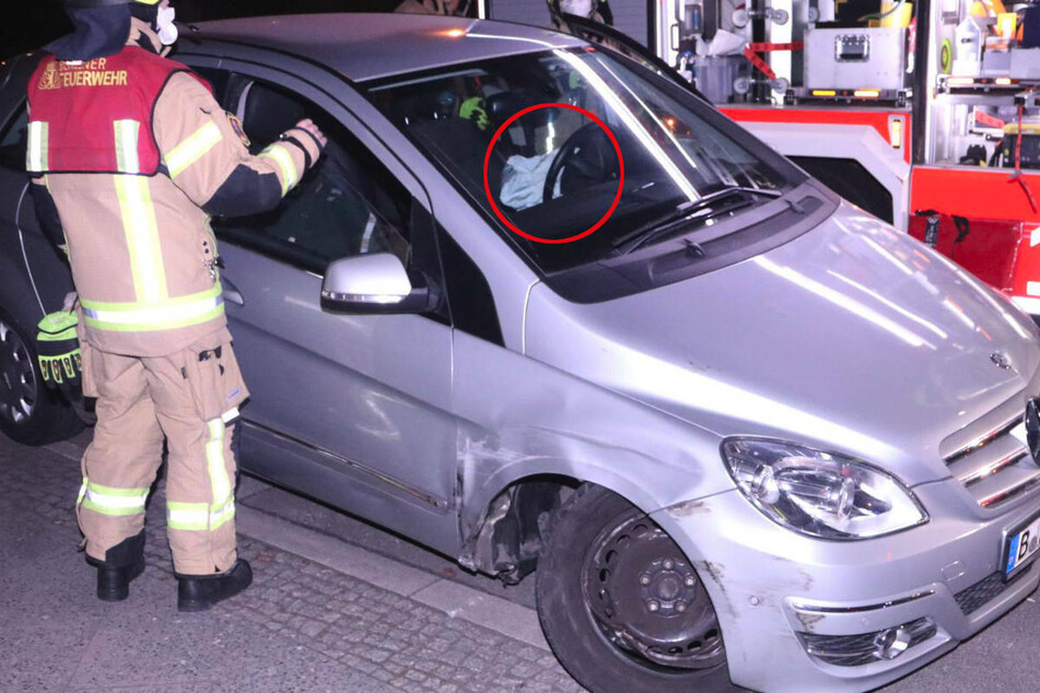 Das Foto zeigt deutlich den ausgelösten Airbag, der den Mercedes-Fahrer aber nicht davon abgehalten hat, seine Fahrt fortzusetzen.