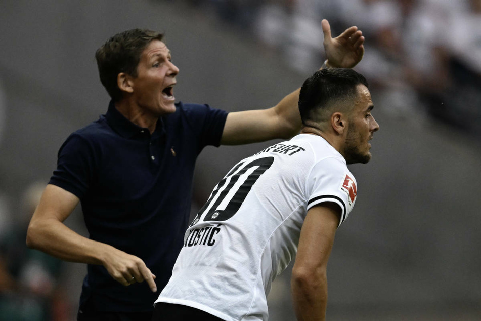 In der 74. Minute hatte Oliver Glasner (47, l.) Filip Kostic (29) beim 1:6 der Eintracht gegen Bayern München ausgewechselt. Warum, das erklärte er nach dem Spiel.