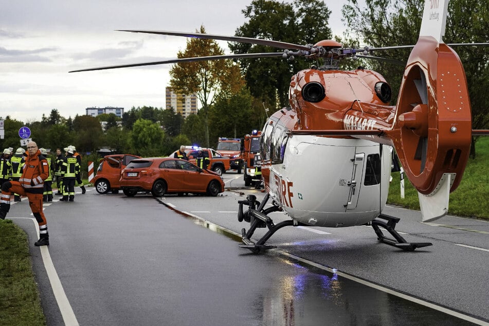 Nach Unfall mit Schwerverletzter: Hubschrauber fliegt gegen Schild und kann nicht mehr starten