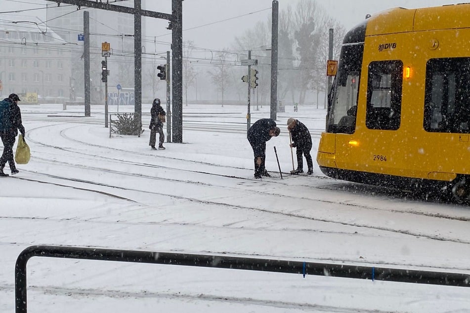 Am Hauptbahnhof funktionierte eine Weiche nicht mehr, die Fahrer mussten Hand anlegen. "Zugemüllt und der Schnee verstopft das hier alles", erklärt ein Tram-Lenker gegenüber TAG24.