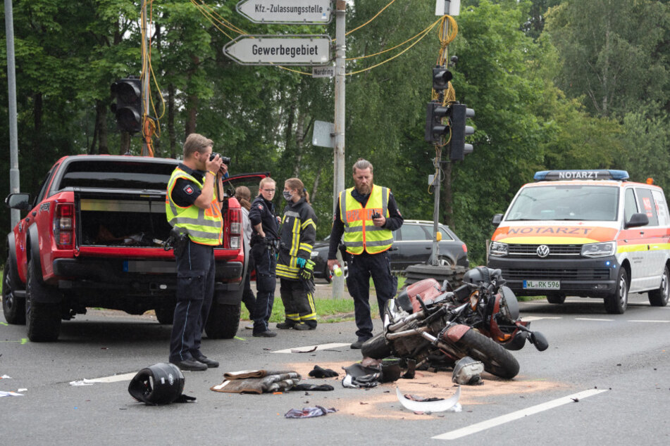 Der Biker stürzte auf die Straße.