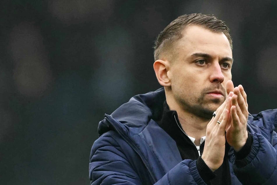 Klubboss wütend, Spieler prüfen Klage: Deutscher Trainer nach Spionage-Eklat vor Rauswurf