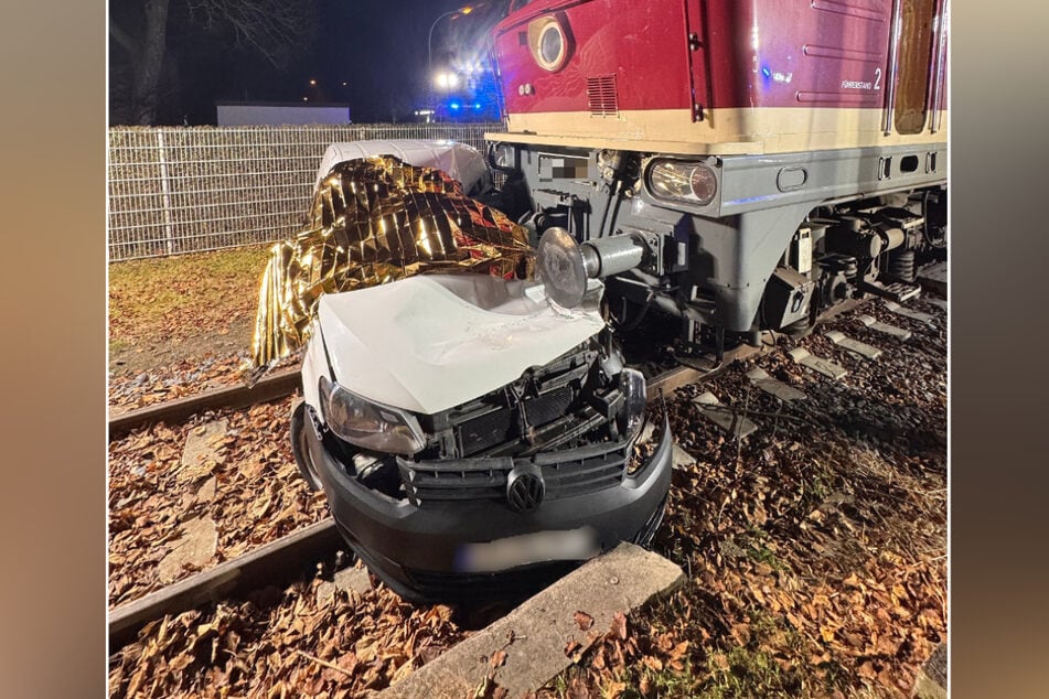 Lok kracht in Auto an Bahnübergang: Mann stirbt